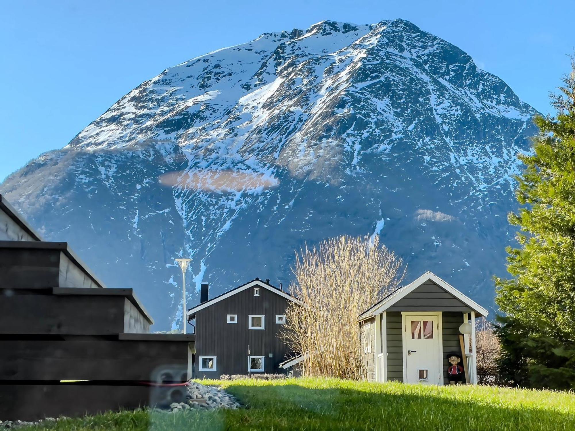 Andalsnes Underground Flat Apartment Bagian luar foto
